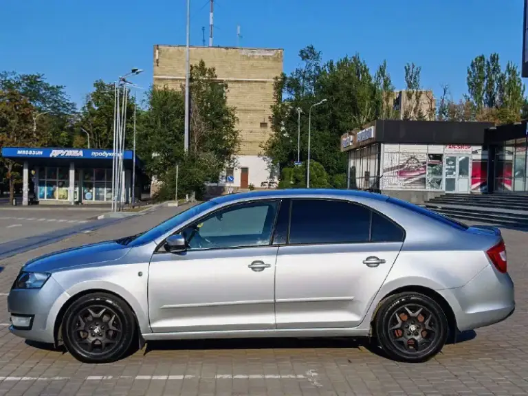 Шкода рапид, 2016 года, пробег 169000,мультируль, подогрев зеркал и сидений, кондиционер, электро стеклоподъёмники 4 шт, хорошие лэд фары и туманки, титановые покрашенные диски, штатная мультимедийная система с экраном, эл. Зеркала, 2 ключа, парктроник, подушки безопасности, сервисная книга.
+79493828672 Игорь - фотография - 4