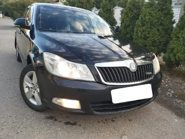 Skoda octavia restailyng avtomat 1.6 mpi,2011 год выпуска, отличное состояние кузова, без дтп, без ржавчины и коррозии, пороги и днище без нареканий, автотека вся зелёная, пробег 172 000 км, мотор 1.6 mpi-8 клапанный самый простой и самый надежный-без нареканий, автомат aisin 6-ступенчатый, самый простой и самый надёжный, работает без нареканий, ходовая часть обслужена, салон чистый и аккуратный, самая максимальная комплектация:климат-контроль, круиз-контроль, полный электропакет, противотуманные фары, мультимедиа с управлением на руле, электрозеркала с подогревом, заводской подлокотник, парктроник, центр. Замок, обогрев заднего стекла, задний дворник, подогрев сидений, abs, airbag, регулировка руля по высоте и глубине, водит. Сиденья, литые диски р-16,датчик дождя, датчик света, полностью обслужена, оформление вместе с вами в мрэо, цена 780 000 рублей, телефон для связи +79494281150 - фотография - 1