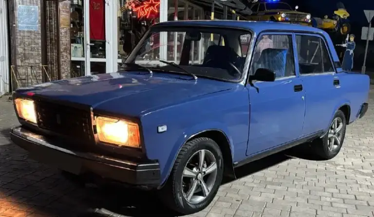 Продам ваз 2107 2005г.
Я собственник✅.
Автомобиль в хорошем состоянии!
Зеленая автотека без дтп✅.
Остекление все оригинальное с лобовым стеклом✅.
Автомобиль не требует рубля вложений!
Завел и поехал в любую точку мира!
Двигатель после кап ремонта!
Шепчет, масло не расходует,
Установлен карбюратор от ваз 2108, расход около 6 литров на 100 километров!
Ходовая мячик все перебрана!
Абсолютно нету никаких посторонних звуков!
Редуктор не гудит!
Коробка передач 5 ступенчатая, все передачи включаются как положено!
Авто весь в родном метали!
Без рыжиков и гнилья!
Днище, пороги, лонжероны,
Все целое и не требует сварочных работ!
Установлены титановые диски r14 на очень хорошей резине!
Салон ухоженный, чистенький и опрятный!
Документально все чисто!
Переоформление без нюансов!
Цена 165.000т
Торг уместен.
Тел: +79490064017 - фотография - 1