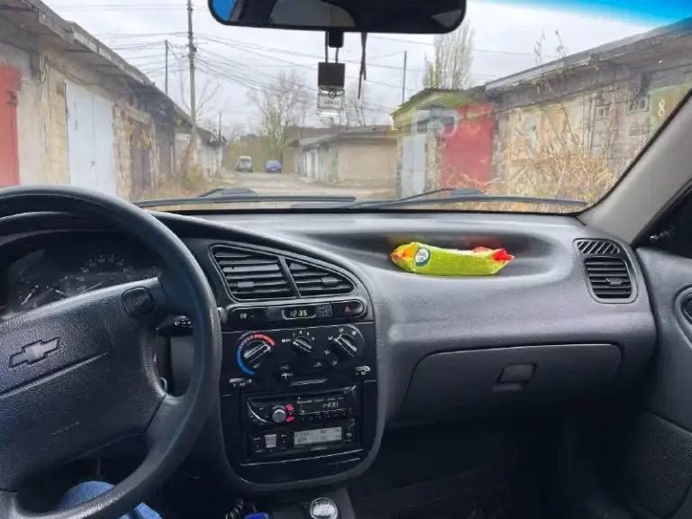 Продам chevrolet lanos в рабочем состоянии.
Цена: 175.000 руб. + торг.
Из того, что было сделано: ступичные подшипники, шаровые, салейнтблоки, сальники, рулевые наконечники, стойки стабилизатора, втулки стабилизатора, задние амортизаторы, левый рычаг в сборе, свечи, комплект грм с роликом. Замена масла в двс и кпп, все фильтра.
Максимальная комплектация sx: подушка безопасности, передние электростеклоподъемники, бортовой компьютер, магнитофон аура, 4 колонки, кондиционер, подогрев зеркал, гур, сигнализация, задний парктроник.
Год выпуска: 2009 г.
Двигатель: 1.5
Пробег: 262.017 км.
Кпп: механическая, 5-ти ступенчатая.
По двигателю никаких нареканий нет. Коробка также переключает плавно каждую передачу, не хрустит, не вылетает. Кузов в нормальном состоянии для 2009 года (есть косяк по заднему правому крылу, на скорость не влияет). Нужно понимать, что авто не новое. В идеале она была в 2009 году !!!
Из вложений:
1. Нужно заменить сальник гура.
2. Левую опору в сборе.
К
📞 Звоните: +7(949)5041430 - фотография - 6