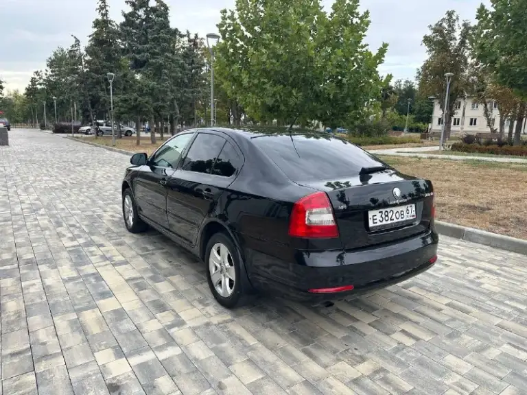 Шкода октавия а5 2010 года 1.6 механика пробег 189000тыс родной. Автомобиль в идеальном состоянии полностью обслужен и не требует никаких вложений хорошая комплектация климат контроль датчик света дождя полный электропакет музыка болеро колеса r16 на отличной резине тоя два комплекта ключей сигнализация с автозапуском осмотр город мариуполь цена 900000тыс рублей по всем вопросам звоните +79497195733 - фотография - 4