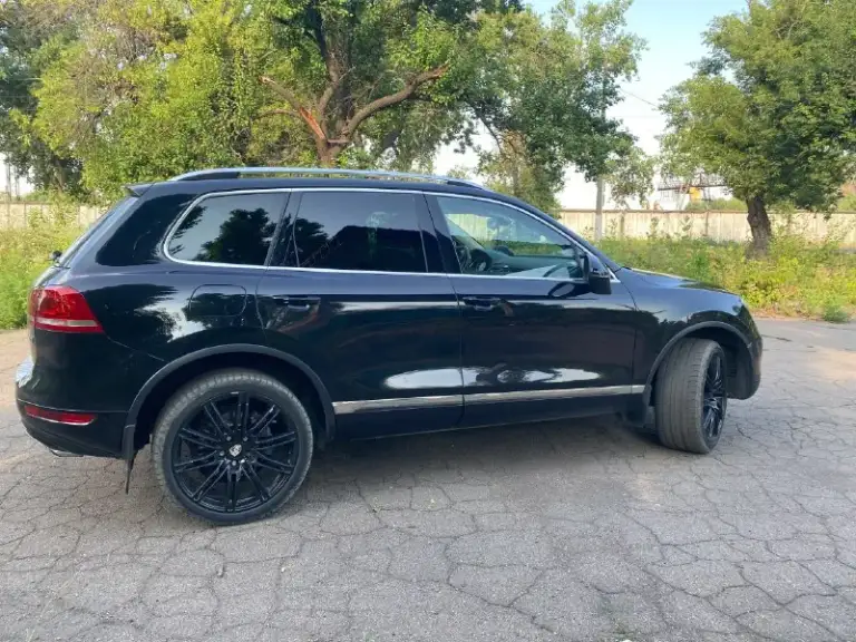 Продам volkswagen touareg nf 3.0 тди 2014 год
Пробег 240т
Я владелец, машина семейная. Проблем никаких нет, все обслуживал вовремя. Год назад менял раздатку, передний и задний редуктор ( все делал на салоне volkswagen в ростове, все чеки по работам есть) на предыдущей замене менялись, сайлент блоки и тормозные колодки. За машину не стыдно, вся в родном окрасе, все стекла родные.
Комплектация хорошая, есть все кроме люка.
Два комплекта дисков с резиной, летняя резина новая, покупал в начале года. Все вопросы по телефону +79494325157
Цена 2.3🍋 торг у капота
📞 Звоните: +7(949)4325157 - фотография - 2
