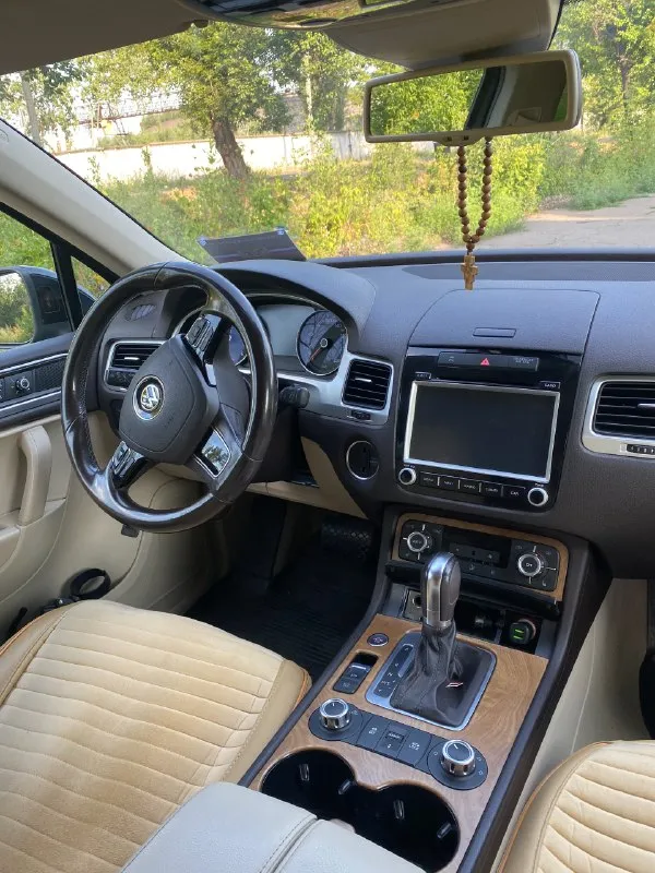 Продам volkswagen touareg nf 3.0 тди 2014 год
Пробег 240т
Я владелец, машина семейная. Проблем никаких нет, все обслуживал вовремя. Год назад менял раздатку, передний и задний редуктор ( все делал на салоне volkswagen в ростове, все чеки по работам есть) на предыдущей замене менялись, сайлент блоки и тормозные колодки. За машину не стыдно, вся в родном окрасе, все стекла родные.
Комплектация хорошая, есть все кроме люка.
Два комплекта дисков с резиной, летняя резина новая, покупал в начале года. Все вопросы по телефону +79494325157
Цена 2.3🍋 торг у капота
📞 Звоните: +7(949)4325157 - фотография - 5