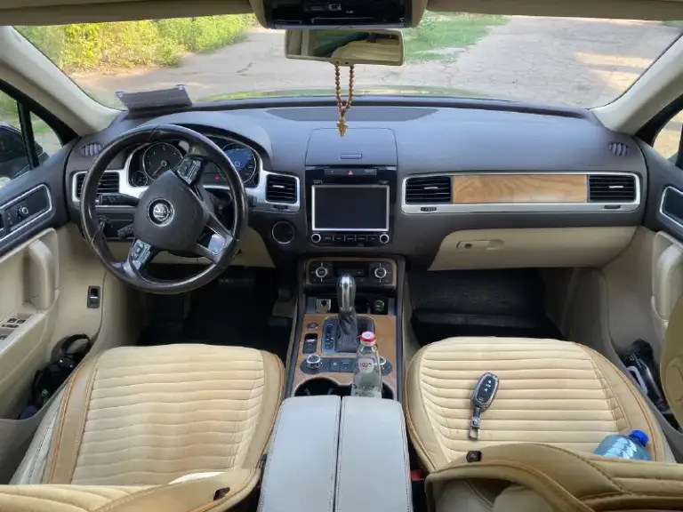 Продам volkswagen touareg nf 3.0 тди 2014 год
Пробег 240т
Я владелец, машина семейная. Проблем никаких нет, все обслуживал вовремя. Год назад менял раздатку, передний и задний редуктор ( все делал на салоне volkswagen в ростове, все чеки по работам есть) на предыдущей замене менялись, сайлент блоки и тормозные колодки. За машину не стыдно, вся в родном окрасе, все стекла родные.
Комплектация хорошая, есть все кроме люка.
Два комплекта дисков с резиной, летняя резина новая, покупал в начале года. Все вопросы по телефону +79494325157
Цена 2.3🍋 торг у капота
📞 Звоните: +7(949)4325157 - фотография - 6