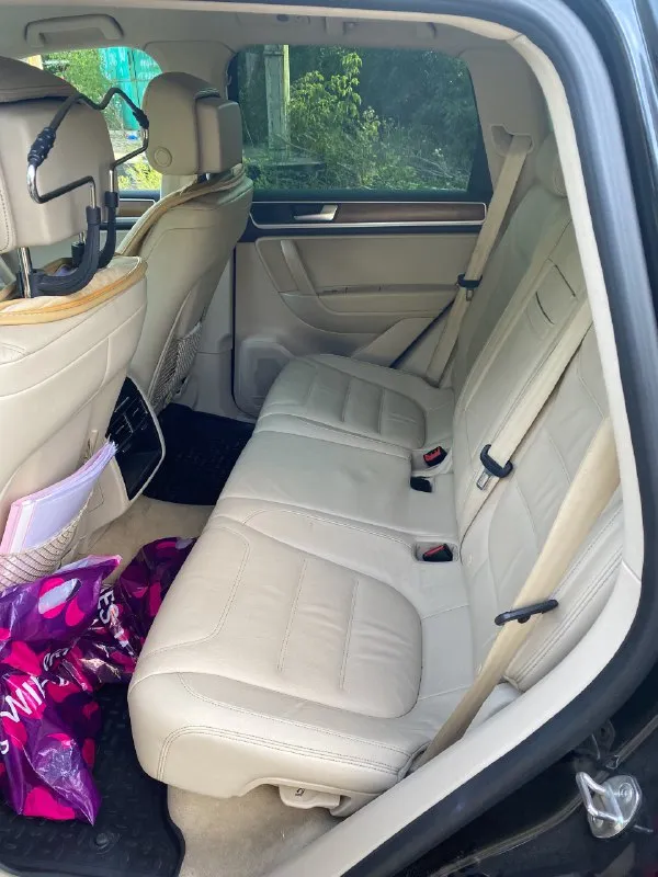 Продам volkswagen touareg nf 3.0 тди 2014 год
Пробег 240т
Я владелец, машина семейная. Проблем никаких нет, все обслуживал вовремя. Год назад менял раздатку, передний и задний редуктор ( все делал на салоне volkswagen в ростове, все чеки по работам есть) на предыдущей замене менялись, сайлент блоки и тормозные колодки. За машину не стыдно, вся в родном окрасе, все стекла родные.
Комплектация хорошая, есть все кроме люка.
Два комплекта дисков с резиной, летняя резина новая, покупал в начале года. Все вопросы по телефону +79494325157
Цена 2.3🍋 торг у капота
📞 Звоните: +7(949)4325157 - фотография - 7