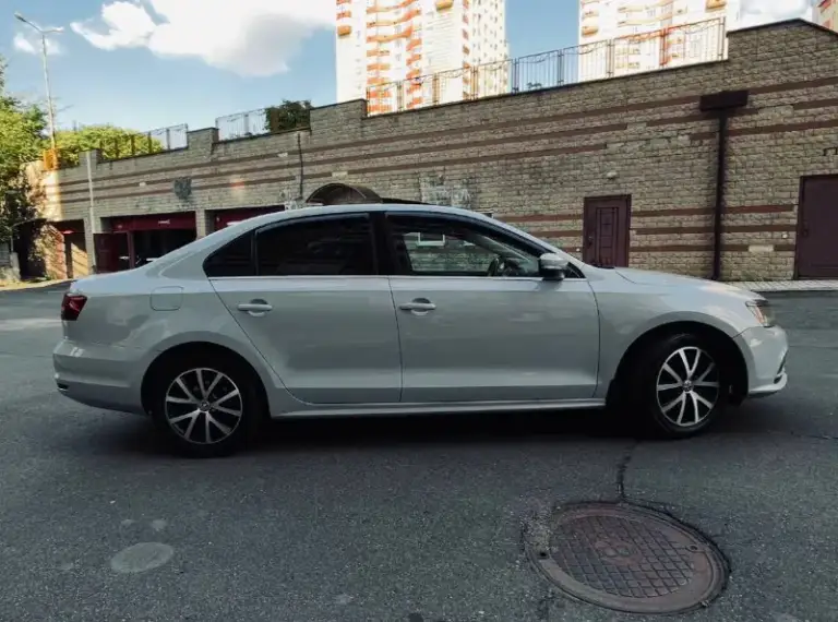 Продам volkswagen jetta 6 se рестайлинг
Год выпуска 2017,мотор 1.4 tsi.
Коробка: автомат (надежный, aisin 09g). Пробег: 153.000км(родной)

Цена: 1.550.000 руб торг

📍Автомобиль отличном состоянии. Мотор и коробка работают отлично. Салон чистый и ухоженный. Гаражное хранение.

📍Комплектация: черная кожа, люк, мультимедиа rcd 360 с car play и android auto, камера заднего вида, кондиционер, 3х режимный подогрев сидений, мультируль, стеклоподъемники, электропривод и подогрев зеркал заднего вида, подушки безопасности.

⚙️Автомобиль полностью обслужен (замена масла каждый 6-7 тысяч). Список проведенных работ могу предоставить при встречи или в личных сообщениях.

🏠Осмотр днр г. Донецк
📱Подробности по телефону или в лс:
+79494977060 - фотография - 3
