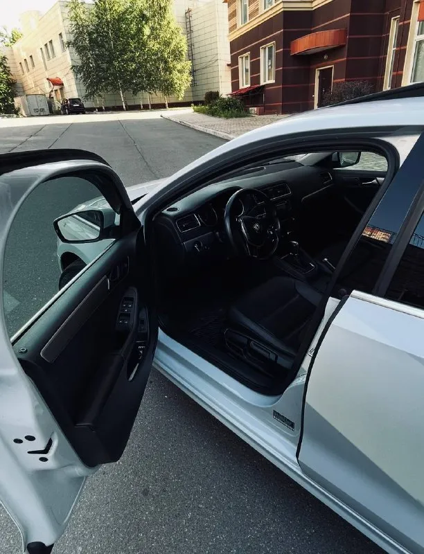 Продам volkswagen jetta 6 se рестайлинг
Год выпуска 2017,мотор 1.4 tsi.
Коробка: автомат (надежный, aisin 09g). Пробег: 153.000км(родной)

Цена: 1.550.000 руб торг

📍Автомобиль отличном состоянии. Мотор и коробка работают отлично. Салон чистый и ухоженный. Гаражное хранение.

📍Комплектация: черная кожа, люк, мультимедиа rcd 360 с car play и android auto, камера заднего вида, кондиционер, 3х режимный подогрев сидений, мультируль, стеклоподъемники, электропривод и подогрев зеркал заднего вида, подушки безопасности.

⚙️Автомобиль полностью обслужен (замена масла каждый 6-7 тысяч). Список проведенных работ могу предоставить при встречи или в личных сообщениях.

🏠Осмотр днр г. Донецк
📱Подробности по телефону или в лс:
+79494977060 - фотография - 8