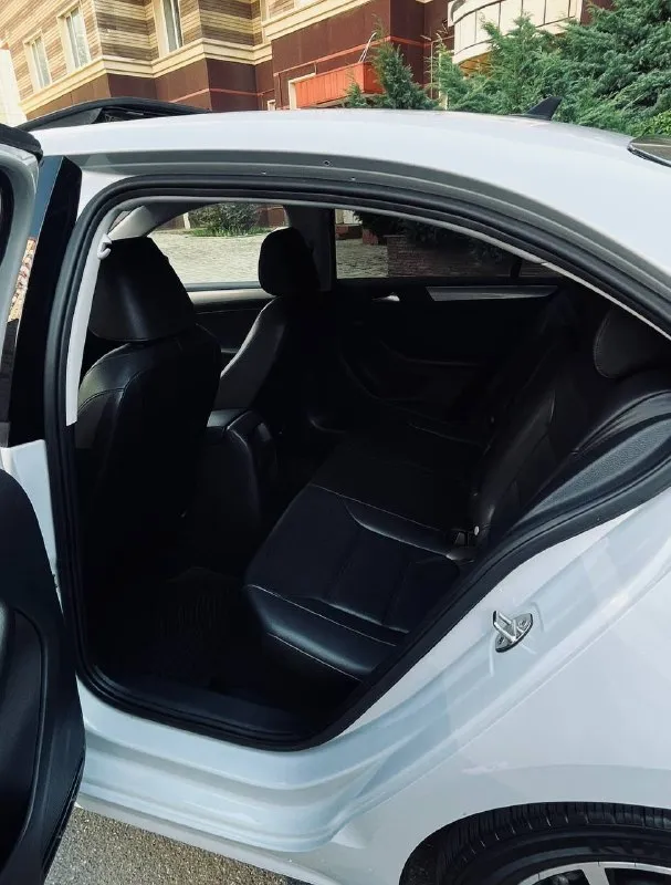 Продам volkswagen jetta 6 se рестайлинг
Год выпуска 2017,мотор 1.4 tsi.
Коробка: автомат (надежный, aisin 09g). Пробег: 153.000км(родной)

Цена: 1.550.000 руб торг

📍Автомобиль отличном состоянии. Мотор и коробка работают отлично. Салон чистый и ухоженный. Гаражное хранение.

📍Комплектация: черная кожа, люк, мультимедиа rcd 360 с car play и android auto, камера заднего вида, кондиционер, 3х режимный подогрев сидений, мультируль, стеклоподъемники, электропривод и подогрев зеркал заднего вида, подушки безопасности.

⚙️Автомобиль полностью обслужен (замена масла каждый 6-7 тысяч). Список проведенных работ могу предоставить при встречи или в личных сообщениях.

🏠Осмотр днр г. Донецк
📱Подробности по телефону или в лс:
+79494977060 - фотография - 9