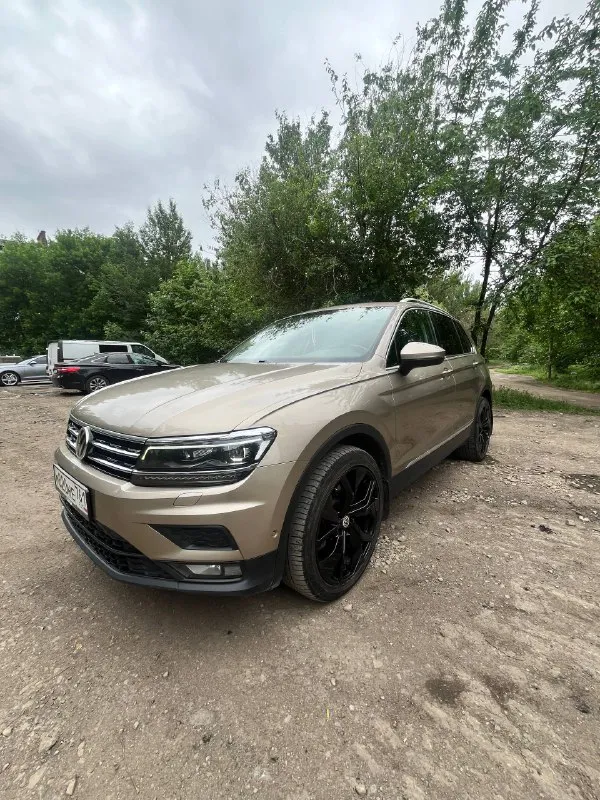 Volkswagen tiguan 2
2.0 Tsi, dsg dq500, 4motion
Год: 2018
Пробег: 97к
Дилерский авто, я второй владелец.
Комплектация:
Топовый свет, авто дальний, подсвет при поворотах.
Led приборка, вывод любой информации на жк, изменяемый стиль (6 вариантов, полная палитра цветов), амбиентная подсветка салона, ног, порогов.
Адаптивный круиз, аварийное торможение, контроль дистанции спереди и сзади, ассистент выезда с парковки, автопарковка.
4Х зонный климат контроль, для всех пассажиров. Подогрев всех сидений включая задний диван. Массаж водительского кресла. Алькантара.
Сервопривод багажника, автозапуск с брелка и мобильного приложения. Установлен дорогой starline. Четыре режима вождения. Помощь при спуске/подьеме. Auto hold. Ассистент смены полосы. Carplay/android auto. Холодильник в бардачке, 220в в багажнике. Без ключевой доступ. Автомобиль обклеен защитной пленкой! Фары, капот, бампер, всё как положено!
По технике: абсолютно не имеет никаких нареканий. Обслуживался только у официалов в ростове. Есть все чеки и история обслуживания. Два комплекта резины. Летние r20, очень дорогие и красивые колеса. Зима стоковые vw r17 на новой резине. Едет очень бодро и приятно, хорошая акустика. Приезжайте - смотрите, прокатимся. Любые проверки на ваш счет. Из недостатков на которые уступлю в полной мере: трещина на лобовом, попал камень на трассе. Пару вмятин на дверях которые оставили на парковках торговых центров. Цена: 2,650🍋
+79493873942
Г. Макеевка. - фотография - 1