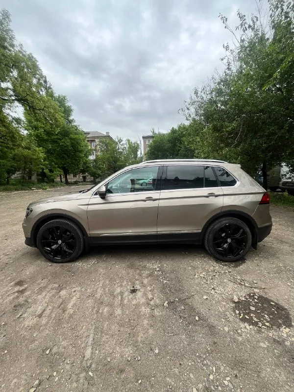 Volkswagen tiguan 2
2.0 Tsi, dsg dq500, 4motion
Год: 2018
Пробег: 97к
Дилерский авто, я второй владелец.
Комплектация:
Топовый свет, авто дальний, подсвет при поворотах.
Led приборка, вывод любой информации на жк, изменяемый стиль (6 вариантов, полная палитра цветов), амбиентная подсветка салона, ног, порогов.
Адаптивный круиз, аварийное торможение, контроль дистанции спереди и сзади, ассистент выезда с парковки, автопарковка.
4Х зонный климат контроль, для всех пассажиров. Подогрев всех сидений включая задний диван. Массаж водительского кресла. Алькантара.
Сервопривод багажника, автозапуск с брелка и мобильного приложения. Установлен дорогой starline. Четыре режима вождения. Помощь при спуске/подьеме. Auto hold. Ассистент смены полосы. Carplay/android auto. Холодильник в бардачке, 220в в багажнике. Без ключевой доступ. Автомобиль обклеен защитной пленкой! Фары, капот, бампер, всё как положено!
По технике: абсолютно не имеет никаких нареканий. Обслуживался только у официалов в ростове. Есть все чеки и история обслуживания. Два комплекта резины. Летние r20, очень дорогие и красивые колеса. Зима стоковые vw r17 на новой резине. Едет очень бодро и приятно, хорошая акустика. Приезжайте - смотрите, прокатимся. Любые проверки на ваш счет. Из недостатков на которые уступлю в полной мере: трещина на лобовом, попал камень на трассе. Пару вмятин на дверях которые оставили на парковках торговых центров. Цена: 2,650🍋
+79493873942
Г. Макеевка. - фотография - 2