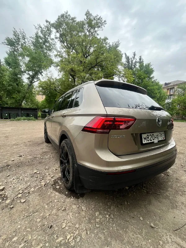 Volkswagen tiguan 2
2.0 Tsi, dsg dq500, 4motion
Год: 2018
Пробег: 97к
Дилерский авто, я второй владелец.
Комплектация:
Топовый свет, авто дальний, подсвет при поворотах.
Led приборка, вывод любой информации на жк, изменяемый стиль (6 вариантов, полная палитра цветов), амбиентная подсветка салона, ног, порогов.
Адаптивный круиз, аварийное торможение, контроль дистанции спереди и сзади, ассистент выезда с парковки, автопарковка.
4Х зонный климат контроль, для всех пассажиров. Подогрев всех сидений включая задний диван. Массаж водительского кресла. Алькантара.
Сервопривод багажника, автозапуск с брелка и мобильного приложения. Установлен дорогой starline. Четыре режима вождения. Помощь при спуске/подьеме. Auto hold. Ассистент смены полосы. Carplay/android auto. Холодильник в бардачке, 220в в багажнике. Без ключевой доступ. Автомобиль обклеен защитной пленкой! Фары, капот, бампер, всё как положено!
По технике: абсолютно не имеет никаких нареканий. Обслуживался только у официалов в ростове. Есть все чеки и история обслуживания. Два комплекта резины. Летние r20, очень дорогие и красивые колеса. Зима стоковые vw r17 на новой резине. Едет очень бодро и приятно, хорошая акустика. Приезжайте - смотрите, прокатимся. Любые проверки на ваш счет. Из недостатков на которые уступлю в полной мере: трещина на лобовом, попал камень на трассе. Пару вмятин на дверях которые оставили на парковках торговых центров. Цена: 2,650🍋
+79493873942
Г. Макеевка. - фотография - 3