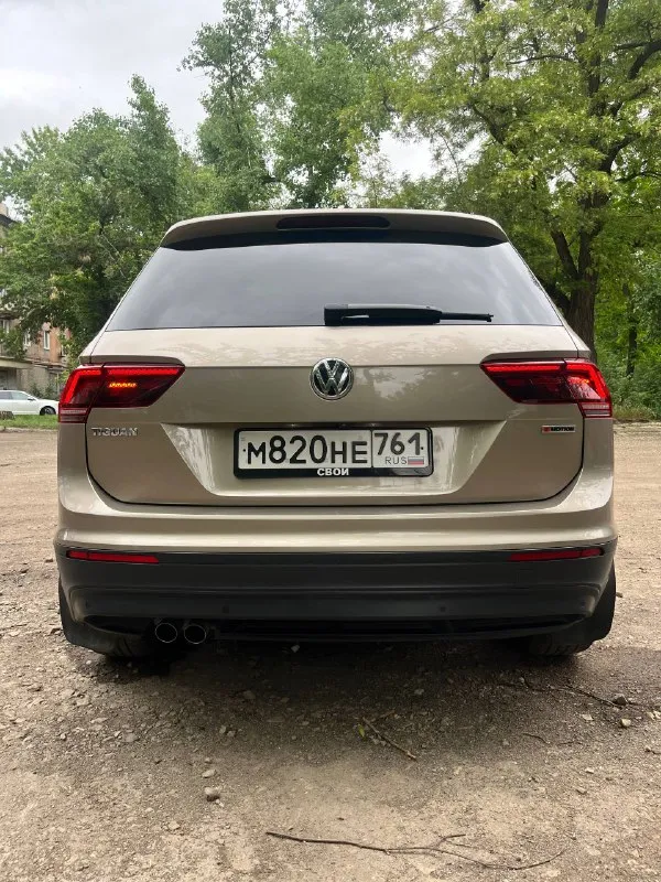 Volkswagen tiguan 2
2.0 Tsi, dsg dq500, 4motion
Год: 2018
Пробег: 97к
Дилерский авто, я второй владелец.
Комплектация:
Топовый свет, авто дальний, подсвет при поворотах.
Led приборка, вывод любой информации на жк, изменяемый стиль (6 вариантов, полная палитра цветов), амбиентная подсветка салона, ног, порогов.
Адаптивный круиз, аварийное торможение, контроль дистанции спереди и сзади, ассистент выезда с парковки, автопарковка.
4Х зонный климат контроль, для всех пассажиров. Подогрев всех сидений включая задний диван. Массаж водительского кресла. Алькантара.
Сервопривод багажника, автозапуск с брелка и мобильного приложения. Установлен дорогой starline. Четыре режима вождения. Помощь при спуске/подьеме. Auto hold. Ассистент смены полосы. Carplay/android auto. Холодильник в бардачке, 220в в багажнике. Без ключевой доступ. Автомобиль обклеен защитной пленкой! Фары, капот, бампер, всё как положено!
По технике: абсолютно не имеет никаких нареканий. Обслуживался только у официалов в ростове. Есть все чеки и история обслуживания. Два комплекта резины. Летние r20, очень дорогие и красивые колеса. Зима стоковые vw r17 на новой резине. Едет очень бодро и приятно, хорошая акустика. Приезжайте - смотрите, прокатимся. Любые проверки на ваш счет. Из недостатков на которые уступлю в полной мере: трещина на лобовом, попал камень на трассе. Пару вмятин на дверях которые оставили на парковках торговых центров. Цена: 2,650🍋
+79493873942
Г. Макеевка. - фотография - 4