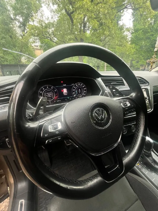 Volkswagen tiguan 2
2.0 Tsi, dsg dq500, 4motion
Год: 2018
Пробег: 97к
Дилерский авто, я второй владелец.
Комплектация:
Топовый свет, авто дальний, подсвет при поворотах.
Led приборка, вывод любой информации на жк, изменяемый стиль (6 вариантов, полная палитра цветов), амбиентная подсветка салона, ног, порогов.
Адаптивный круиз, аварийное торможение, контроль дистанции спереди и сзади, ассистент выезда с парковки, автопарковка.
4Х зонный климат контроль, для всех пассажиров. Подогрев всех сидений включая задний диван. Массаж водительского кресла. Алькантара.
Сервопривод багажника, автозапуск с брелка и мобильного приложения. Установлен дорогой starline. Четыре режима вождения. Помощь при спуске/подьеме. Auto hold. Ассистент смены полосы. Carplay/android auto. Холодильник в бардачке, 220в в багажнике. Без ключевой доступ. Автомобиль обклеен защитной пленкой! Фары, капот, бампер, всё как положено!
По технике: абсолютно не имеет никаких нареканий. Обслуживался только у официалов в ростове. Есть все чеки и история обслуживания. Два комплекта резины. Летние r20, очень дорогие и красивые колеса. Зима стоковые vw r17 на новой резине. Едет очень бодро и приятно, хорошая акустика. Приезжайте - смотрите, прокатимся. Любые проверки на ваш счет. Из недостатков на которые уступлю в полной мере: трещина на лобовом, попал камень на трассе. Пару вмятин на дверях которые оставили на парковках торговых центров. Цена: 2,650🍋
+79493873942
Г. Макеевка. - фотография - 7