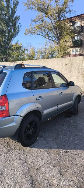 Продам hyundai tycson 2.0 4wd  2007 бензин /газ механика  кореец в 21 году был пригнан из германии в днр один владелец-девочка
10 Подушек безопасности стекло подъёмники подогрев передних сидений, заднего и лобового стекла, кондиционер, круиз контроль, задний парктроник с камерой, видео регистратор с передней и задней камерой. По кузову все родное в дтп не был, есть царапины но не глобальные салон практически идеальный так как был в чехлах, все работает технически полностью обслужен ходовая вся поменяна пробег родной ничего не стучит не скрипит не гудит масло не жрет,   расход газа 13-14л по посёлку так как там в основном 2-3 скорость работает,   по трассе меньше, акб брала зимой, резина новая всего один сезон, есть зимняя новая шиповка на титанах
Цена: 850 000 торг у капота
Все вопросы по телефону +79494819250 - фотография - 1