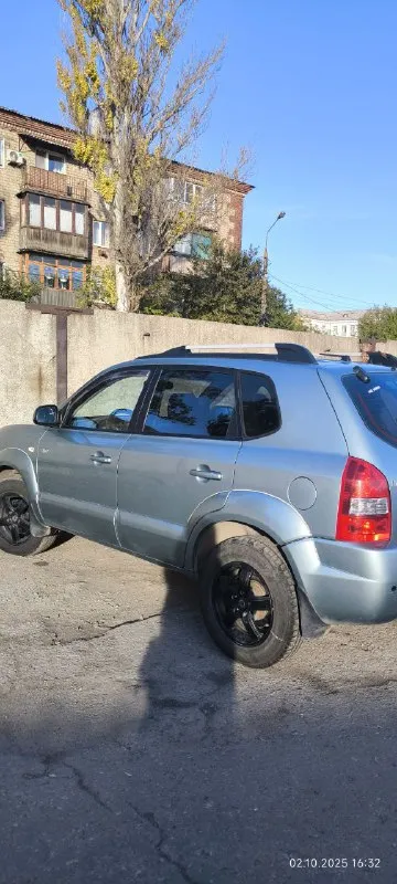 Продам hyundai tycson 2.0 4wd  2007 бензин /газ механика  кореец в 21 году был пригнан из германии в днр один владелец-девочка
10 Подушек безопасности стекло подъёмники подогрев передних сидений, заднего и лобового стекла, кондиционер, круиз контроль, задний парктроник с камерой, видео регистратор с передней и задней камерой. По кузову все родное в дтп не был, есть царапины но не глобальные салон практически идеальный так как был в чехлах, все работает технически полностью обслужен ходовая вся поменяна пробег родной ничего не стучит не скрипит не гудит масло не жрет,   расход газа 13-14л по посёлку так как там в основном 2-3 скорость работает,   по трассе меньше, акб брала зимой, резина новая всего один сезон, есть зимняя новая шиповка на титанах
Цена: 850 000 торг у капота
Все вопросы по телефону +79494819250 - фотография - 2