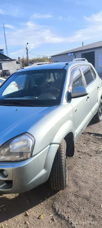Продам hyundai tycson 2.0 4wd  2007 бензин /газ механика  кореец в 21 году был пригнан из германии в днр один владелец-девочка
10 Подушек безопасности стекло подъёмники подогрев передних сидений, заднего и лобового стекла, кондиционер, круиз контроль, задний парктроник с камерой, видео регистратор с передней и задней камерой. По кузову все родное в дтп не был, есть царапины но не глобальные салон практически идеальный так как был в чехлах, все работает технически полностью обслужен ходовая вся поменяна пробег родной ничего не стучит не скрипит не гудит масло не жрет,   расход газа 13-14л по посёлку так как там в основном 2-3 скорость работает,   по трассе меньше, акб брала зимой, резина новая всего один сезон, есть зимняя новая шиповка на титанах
Цена: 850 000 торг у капота
Все вопросы по телефону +79494819250 - фотография - 3