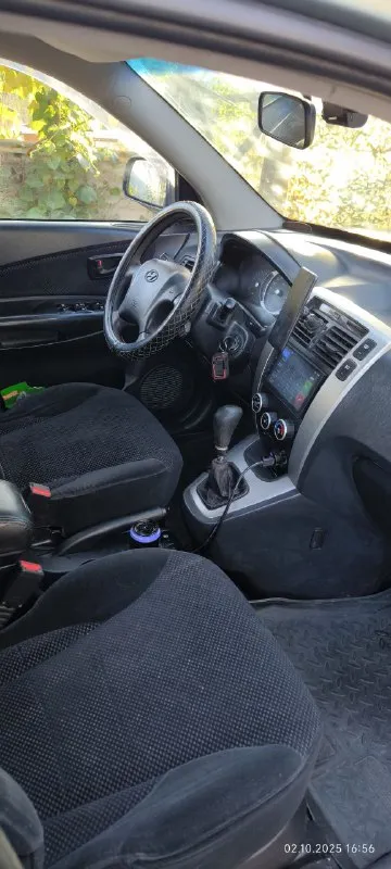 Продам hyundai tycson 2.0 4wd  2007 бензин /газ механика  кореец в 21 году был пригнан из германии в днр один владелец-девочка
10 Подушек безопасности стекло подъёмники подогрев передних сидений, заднего и лобового стекла, кондиционер, круиз контроль, задний парктроник с камерой, видео регистратор с передней и задней камерой. По кузову все родное в дтп не был, есть царапины но не глобальные салон практически идеальный так как был в чехлах, все работает технически полностью обслужен ходовая вся поменяна пробег родной ничего не стучит не скрипит не гудит масло не жрет,   расход газа 13-14л по посёлку так как там в основном 2-3 скорость работает,   по трассе меньше, акб брала зимой, резина новая всего один сезон, есть зимняя новая шиповка на титанах
Цена: 850 000 торг у капота
Все вопросы по телефону +79494819250 - фотография - 5