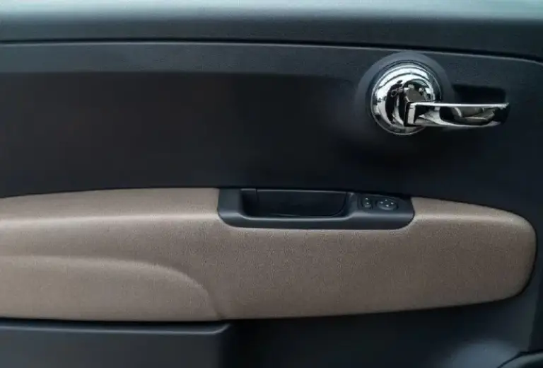 Продается личное авто fiat 500 – маленькая маневренная машинка для комфортных поездок! Донецк

🌟 Год выпуска: 2013 
🚗 Двигатель: 1.4л бензин, 100 л. С.  
🛣️Пробег: 130 000 км
⚙️ Коробка передач: автомат aisin на 6 передач (спорт и зимний режим) 
☀️ Панорамный люк: сдвигающийся с шторкой для отличного освещения 
🛋️ Салон: кожаный, стильный и удобный 

Идеальный автомобиль для городских условий! Компактные размеры и высокая маневренность позволят легко парковаться в любых местах, а мощный двигатель обеспечит динамичное движение. Кожаный салон добавляет роскоши и комфорта, а панорамный люк создаст атмосферу свободы и свежести в каждой поездке.

Цена: 850 000 ₽
Контакт: +79493900603 артем

Не упустите возможность стать владельцем этого стильного и надежного автомобиля! - фотография - 7