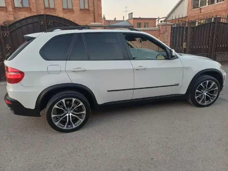 В продаже бмв х5 е70 3.0 бензин авто без дтп. В заводском окрасе в отличном состоянии. Капитало вложений не требует. Регулярное обслуживание резина и диски новые. Проверки на сто приветствую. Документы чистые. Я хозяин. Цена 1.530. Продажа связи с покупкой нового авто детальние по тел. 89064449952 - фотография - 2