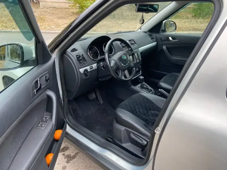 Продам компактный кроссовер skoda yeti 2013 год, 4x4 полный привод мотор 1.8 tfsi пробег родной 150 000км, хороший высокий надежный автомобиль, обслуженный полностью комплектация: мультируль, круиз контроль, датчик дождя-света, раздельный климат контроль. Обогрев зеркал, сидений, эл, зеркала, парктроник (перед, зад ) автозапуск, два ключа! Yeti это родственник volkswagen tiguan, с которым автомобиль имел общую платформу и двигатель получил приз «семейный автомобиль года» от известного журнала top gear magazine, в 2010 году занял 4 место на конкурсе «европейский автомобиль года”
Продажа от хозяина
Территориально город ждановка
Цена 1.150 000 продажа без номеров
Тел. +79494328750 если не доступен пишите в телеграмме я вам перезвоню.
📞 Звоните: +7(949)4328750 - фотография - 7