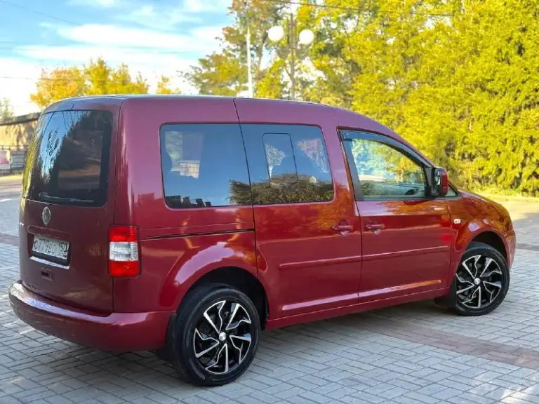 Срочная продажа! Vw caddy life, пассажир, на территории рф с 2006 г, оригинальный птс, два владельца за весь период, первый (2006-2019г) второй (2019-н. В) в дтп не участвовал, в родном окрасе. Пороги, днище, низа дверей - всё целое. Двигатель 1.6 л mpi, неприхотливый и надёжный исходя со всей линейки, только заменил ремни, ролики, помпу, масла и фильтра. Очень редкая комплектация. Прочие вопросы - при осмотре. Ценник 620 тыс руб, с дисками на фото +20 тыс. Контакты : +79494531233 или же +79517679727 территориально находится в г. Макеевка (центр) - фотография - 4