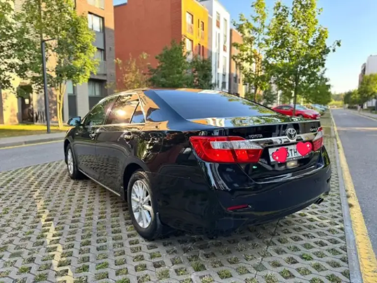 Toyota camry, 2.5 объём, пробег 127.000, реальный, отличная комплектация, кожаный салон, камера, климат, датчики, подогревы, круиз, парктроник перед/зад, музыка android, всё исправно работает, без дтп, стекла все оригинал, без вложений, полностью обслужен, два комплекта резины, низ обработан антикор, установлено противоугонное устройство, птс оригинал, три 🔑, vin:xw7bf4fk50s009457. Достойный автомобиль. Собственник. 1,75🍋 +79493244177
📲 Tg: виталий
📞 Звоните: +7(949)3244177 - фотография - 4