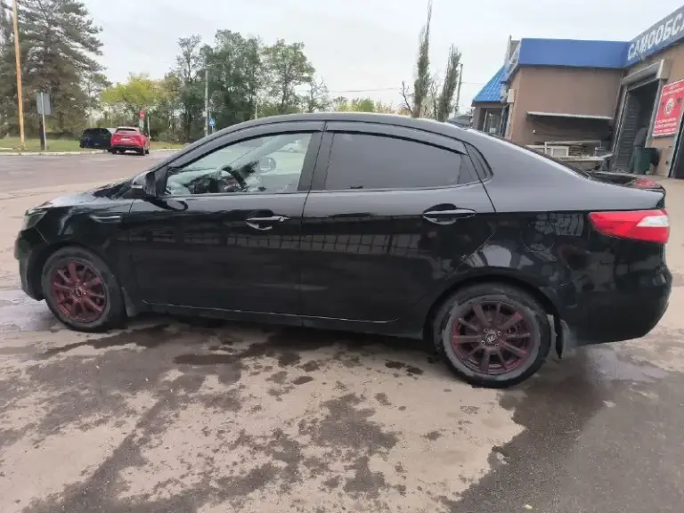 Продаю kia rio 2011 (3 поколение). Мотор 1.6 (123 л. С. ) коробка автомат. Пробег 200 т. Км. Оригинальный.
Автомобиль в хорошем состоянии. По кузову есть незначительные сколы. Технически в отличном состоянии: двигатель работает отлично, бодро набирает скорость (замена цепи на 180 т. Км. , вырезан катализатор, прошита (+13% мощности)); акпп тоже без нареканий, не пинается; по ходовой все тихо и мягко. Гаражное хранение. В комплектации: гур, кондиционер, подогрев передних сидений, хорошая мультимедиа, мультируль, полный электропакет, противоугонная система, 2 комплекта резины.
Цена 850 000 руб. (торг реальному покупателю).
Осмотр макеевка, донецк.
Я владелец, только переоформление в мрэо!  Подробнее по тел. +79493344803 - фотография - 3