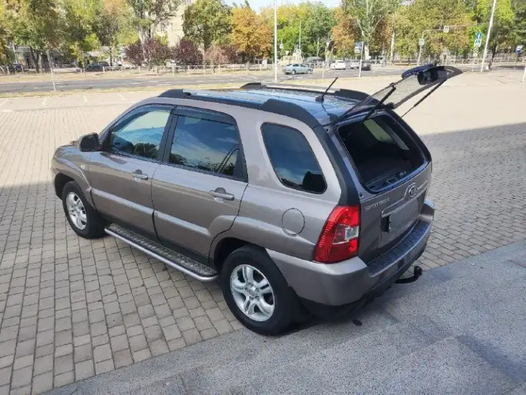 Kia sportage
Киа спортейдж рестайлинг
Год 2010
Пробег 148.000 км
Бензин 2.0л
Кпп механическая
Автомобиль в прекрасном состоянии в дтп не участвовал кузов без вмятин и царапин проведена доп антикор обработка кузова дно пороги стаканы все целое чистый опрятный салон мотор работает как часики масло не расходует ходовая часть плотная без посторонних шумов долговечная механическая коробка передач работает отлично плавно мягко 2 ключа хорошая комплектация подогрев сидений, лобового, зеркал, заднего стекла, проклеенна шумо/вибро изоляция в салоне комфортно тихо 4эл стеклоподъёмника климат контроль, кондиционер abs esp и. Т. Д юридический кристально чист за все время эксплуатации 2 взрослых собственника учёт рф любое оформление в мрэо цена 920.000 т. Р осмотр г донецк
+79494937644 - фотография - 6