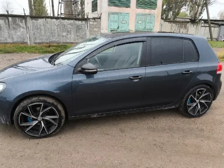 Продам гольф 5 пробег родной 1.6 мотор не турбо, механика 5 ступка, салон ткань, передние стеклоподъёмники электро задние обычные, двигатель масло не расходует от замены до замены 7 т. Км, диски 18, ходовка плотная не стучит работает в штатном режиме 800 т. Р торг. Т +79498563724 александр. - фотография - 4