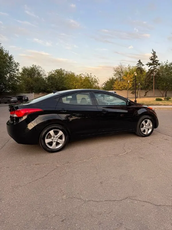 В продаже hyundai elantra 1.8 автомат
2012 Год. 166.000 км оригинального пробега. Машинка была привезена из америки 5 лет назад. Один хозяин с момента приезда авто.
Авто все обслужено, новые иридиевые свечи, стойки ( амортизаторы ), масло, антифриз. Заменено масло в .
Стоит отличная резина pirelli. Авто выглядит хорошо как на фото, так и вживую. Приятный не затертый чистый салон.
Комплектация с подогревом сидений, кондиционер, 4 эл. Стеклоподъемника, круиз контроль, стоит качественная музыка, кожаный руль. 2 ключа.
Машинка едет бодро и в то же время мягкая и комфортная.
Приезжайте, смотрите, щупайте, катайтесь, любые проверки за ваш счет.
Осмотр г. Луганск
Цена 1.130.000 торг у авто.
+79595022666
+79591539242
📞 Звоните: +7(959)5022666 - фотография - 7