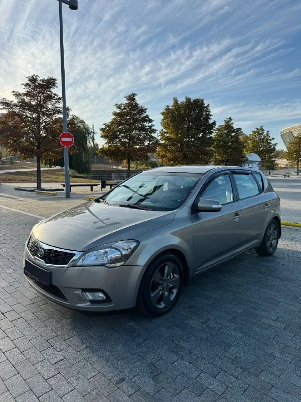Kia ceed 1 рестайлинг
2010 Год
1.6 Л / механика
Пробег: 182 000 тыс.
Цена: 760 000₽ торг

Богатая комплектация, складывание зеркал, задние парктроники, обогрев зоны дворников, зеркало зад. Вида с автозатемнением, электростеклоподъёмники, электро. Регулировка зеркал, мульти-руль, климат контроль, электроусилитель руля, кондиционер, подогрев передних кресел, штатные линзы, птф, esp, abs, датчик света, датчик дождя, бортовой компьютер, аудио-система с mp3/usb/aux и 6 динамиками, и т. Д.

Автомобиль в идеальнейшем состоянии, сел поехал, вложений не требует.
Вся безопасность на месте, два ключа!
Новая рулевая рейка, новые тормозные диски, перебрал суппорта. Зимняя резина в комплекте.

Г. Донецк
Юридически все чисто, штрафов; запретов нет! Полное переоформление в мрео. 👮‍♂️
📞 +79490947391 - фотография - 1