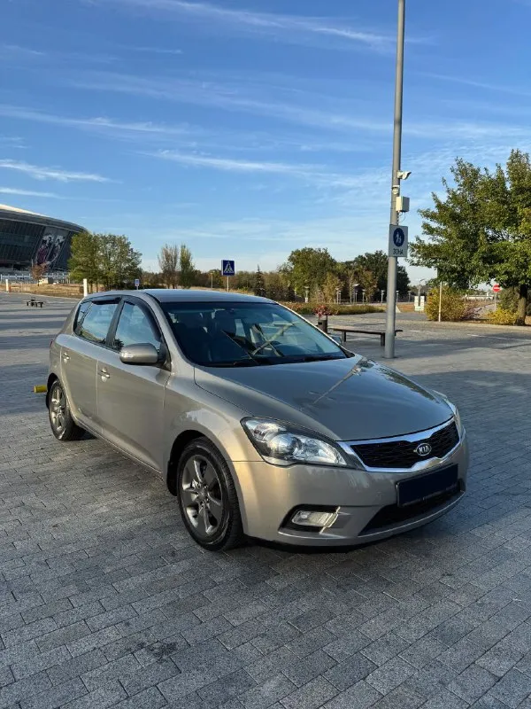Kia ceed 1 рестайлинг
2010 Год
1.6 Л / механика
Пробег: 182 000 тыс.
Цена: 760 000₽ торг

Богатая комплектация, складывание зеркал, задние парктроники, обогрев зоны дворников, зеркало зад. Вида с автозатемнением, электростеклоподъёмники, электро. Регулировка зеркал, мульти-руль, климат контроль, электроусилитель руля, кондиционер, подогрев передних кресел, штатные линзы, птф, esp, abs, датчик света, датчик дождя, бортовой компьютер, аудио-система с mp3/usb/aux и 6 динамиками, и т. Д.

Автомобиль в идеальнейшем состоянии, сел поехал, вложений не требует.
Вся безопасность на месте, два ключа!
Новая рулевая рейка, новые тормозные диски, перебрал суппорта. Зимняя резина в комплекте.

Г. Донецк
Юридически все чисто, штрафов; запретов нет! Полное переоформление в мрео. 👮‍♂️
📞 +79490947391 - фотография - 3