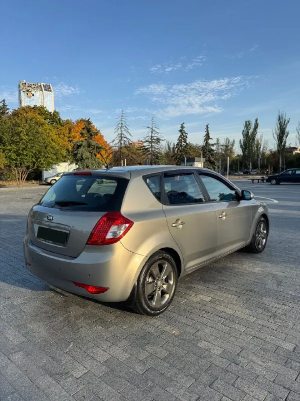 Kia ceed 1 рестайлинг
2010 Год
1.6 Л / механика
Пробег: 182 000 тыс.
Цена: 760 000₽ торг

Богатая комплектация, складывание зеркал, задние парктроники, обогрев зоны дворников, зеркало зад. Вида с автозатемнением, электростеклоподъёмники, электро. Регулировка зеркал, мульти-руль, климат контроль, электроусилитель руля, кондиционер, подогрев передних кресел, штатные линзы, птф, esp, abs, датчик света, датчик дождя, бортовой компьютер, аудио-система с mp3/usb/aux и 6 динамиками, и т. Д.

Автомобиль в идеальнейшем состоянии, сел поехал, вложений не требует.
Вся безопасность на месте, два ключа!
Новая рулевая рейка, новые тормозные диски, перебрал суппорта. Зимняя резина в комплекте.

Г. Донецк
Юридически все чисто, штрафов; запретов нет! Полное переоформление в мрео. 👮‍♂️
📞 +79490947391 - фотография - 4