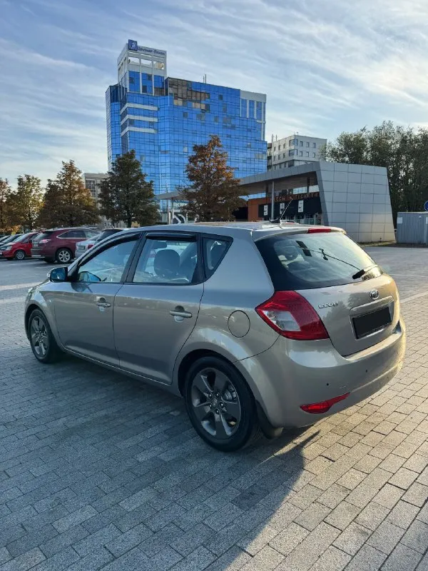 Kia ceed 1 рестайлинг
2010 Год
1.6 Л / механика
Пробег: 182 000 тыс.
Цена: 760 000₽ торг

Богатая комплектация, складывание зеркал, задние парктроники, обогрев зоны дворников, зеркало зад. Вида с автозатемнением, электростеклоподъёмники, электро. Регулировка зеркал, мульти-руль, климат контроль, электроусилитель руля, кондиционер, подогрев передних кресел, штатные линзы, птф, esp, abs, датчик света, датчик дождя, бортовой компьютер, аудио-система с mp3/usb/aux и 6 динамиками, и т. Д.

Автомобиль в идеальнейшем состоянии, сел поехал, вложений не требует.
Вся безопасность на месте, два ключа!
Новая рулевая рейка, новые тормозные диски, перебрал суппорта. Зимняя резина в комплекте.

Г. Донецк
Юридически все чисто, штрафов; запретов нет! Полное переоформление в мрео. 👮‍♂️
📞 +79490947391 - фотография - 5