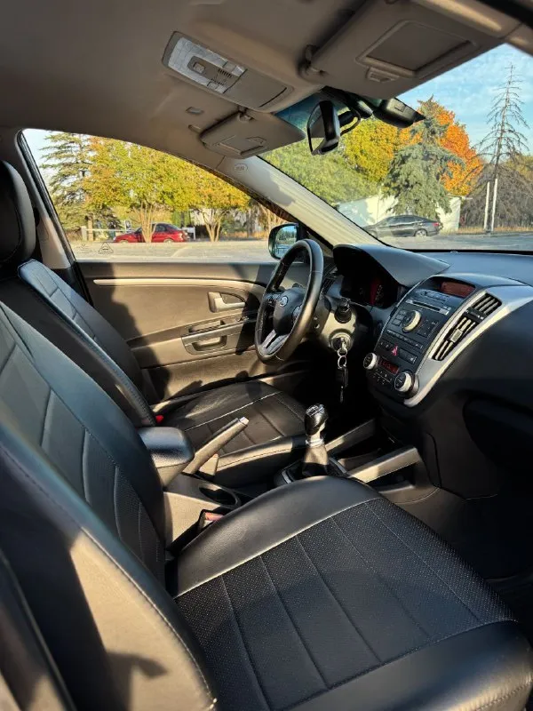 Kia ceed 1 рестайлинг
2010 Год
1.6 Л / механика
Пробег: 182 000 тыс.
Цена: 760 000₽ торг

Богатая комплектация, складывание зеркал, задние парктроники, обогрев зоны дворников, зеркало зад. Вида с автозатемнением, электростеклоподъёмники, электро. Регулировка зеркал, мульти-руль, климат контроль, электроусилитель руля, кондиционер, подогрев передних кресел, штатные линзы, птф, esp, abs, датчик света, датчик дождя, бортовой компьютер, аудио-система с mp3/usb/aux и 6 динамиками, и т. Д.

Автомобиль в идеальнейшем состоянии, сел поехал, вложений не требует.
Вся безопасность на месте, два ключа!
Новая рулевая рейка, новые тормозные диски, перебрал суппорта. Зимняя резина в комплекте.

Г. Донецк
Юридически все чисто, штрафов; запретов нет! Полное переоформление в мрео. 👮‍♂️
📞 +79490947391 - фотография - 8