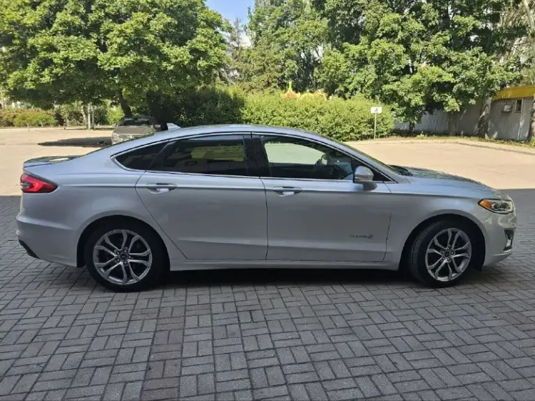 Ford fusion hybrid 2019, топовая комплектация titanium.
Пробег 99 800 км.
Я единственный владелец в рф. История чистая, птс оригинал, без подводных камней!
🔥 Гибрид! Реальный расход 5-6 л/100 км, полного бака хватает на 900 км. Тихий, комфортный, управляется отлично.
✅ Адаптивный круиз, автоторможение, удержание в полосе, слепые зоны
✅ Камера заднего вида, парктроники, биled фары
✅ Кожаный салон, сиденья с памятью, подогревом и вентиляцией
✅ Подогрев руля, 2-зонный климат
✅ Аудио sony (12 динамиков), навигация
✅ Автозапуск, шайба-джойстик кпп
✅ Бесключевой доступ, в т. Ч. Кодовый
✅❗ Европейские зеркала — с широким обзором и складыванием
📌 Пробег оригинальный, не скручен!
📌 Любая проверка/сто
🚗 Продаю без спешки, авто радует. Только прямому покупателю, без посредников.
💬 1 890 000 ₽.
+79494710689 - фотография - 5
