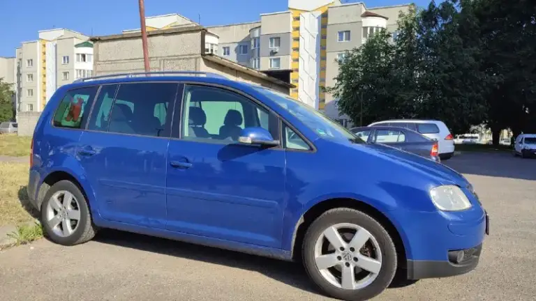 Продам volkswagen touran, отличное состояние. 2005 год, двигатель 1.6 bse, механика. Пробег 310 тысяч родной, пригонялась 5 лет назад с пробегом 240 тысяч. Машина в родной краске, крашена только крышка багажника без шпакли. Сделан качественный антикор. Двигатель масло не берёт вообще, коробка в идеале, ходовка вся новая. Замена сцепления на luk, ремонт стартера, генератора. Машина не требует никаких вложений. Состояние отличное, салон как новый. Машина использовалась в личных целях, не коммерция. Цена 550 тысяч, торг возле авто. Второй комплект зимней почти новой резины на дисках. Осмотр моспино. Тел. +7 949 727-95-24, если не на связи (очень плохая связь), то телеграмм, вотсап - фотография - 3