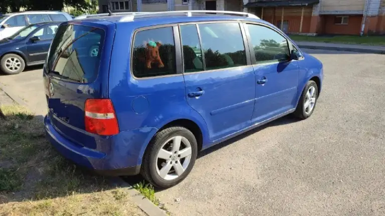 Продам volkswagen touran, отличное состояние. 2005 год, двигатель 1.6 bse, механика. Пробег 310 тысяч родной, пригонялась 5 лет назад с пробегом 240 тысяч. Машина в родной краске, крашена только крышка багажника без шпакли. Сделан качественный антикор. Двигатель масло не берёт вообще, коробка в идеале, ходовка вся новая. Замена сцепления на luk, ремонт стартера, генератора. Машина не требует никаких вложений. Состояние отличное, салон как новый. Машина использовалась в личных целях, не коммерция. Цена 550 тысяч, торг возле авто. Второй комплект зимней почти новой резины на дисках. Осмотр моспино. Тел. +7 949 727-95-24, если не на связи (очень плохая связь), то телеграмм, вотсап - фотография - 5