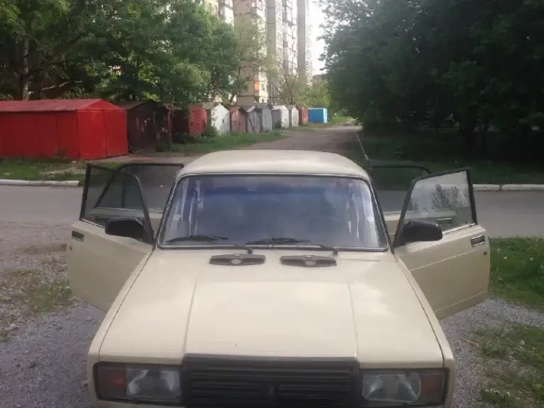 Продам ваз 2107 1989 г. Выпуска в хорошем состоянии. Двигатель и ходовая в норме, колеса r 14 (зима), r 13 (лето). Подвеска - родная. Движок - 1,6. Аккумулятор- новый. Документы в порядке. Регистрация – 180 регион, местная. Цена 200 тысяч. Нахожусь в буденновском р-не. Звонить в любое время по № т. +79493299928 юрий
• Марка:ваз
• Модель-2107
• Год выпуска-1989
• Тип кузова-седан
• Цвет-бежевый
• Вид топлива-бензин
• Объем двигателя:1 600 см³
• Коробка передач:механическая
• Состояние машины, гаражное хранение не бит не крашен
• Мультимедиа, магнитола
📞 Звоните: +7(949)3299928 - фотография - 1