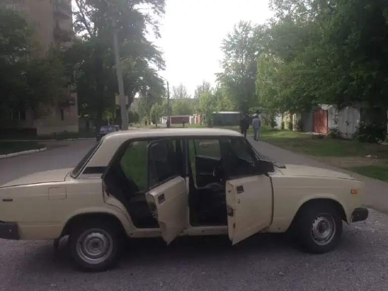 Продам ваз 2107 1989 г. Выпуска в хорошем состоянии. Двигатель и ходовая в норме, колеса r 14 (зима), r 13 (лето). Подвеска - родная. Движок - 1,6. Аккумулятор- новый. Документы в порядке. Регистрация – 180 регион, местная. Цена 200 тысяч. Нахожусь в буденновском р-не. Звонить в любое время по № т. +79493299928 юрий
• Марка:ваз
• Модель-2107
• Год выпуска-1989
• Тип кузова-седан
• Цвет-бежевый
• Вид топлива-бензин
• Объем двигателя:1 600 см³
• Коробка передач:механическая
• Состояние машины, гаражное хранение не бит не крашен
• Мультимедиа, магнитола
📞 Звоните: +7(949)3299928 - фотография - 2