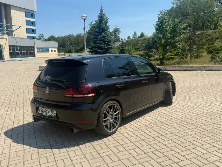 Volkswagen golf gti,248 тыс оригинальный пробег,2 комплекта ключей, заводское остекление включая лобовое стекло.

✅Зеленая автотека

✅Двигатель:мотор ребилдили на 170 тысячах, кованная поршневая группа, заново переуплотнена постель распредвалов, новая верхняя крышка грм, цепь третий зуб, турбина полностью отрибилжена в турбошопе около года назад, масло строго motul, все уплотнения на подачу и слив масла в турбине новые, все разъемы поменяны, красные катушки ngk.

✅Dsg:dq250 усиленная с дизельного автомобиля, прошивка:tvs st2.

✅Ходовая: kyb ultra-sr+ пружины eibach pro-kit -30

✅Тормоза:перед 345 4х поршневые, зад 310 golf r

✅Впуск:apr carbonio

✅Охлаждения: установлен интеркулер от golf r, новый радиатор кондиционера+новый компрессор кондиционера, новый основной

✅Магнитола с car-play(rdc-360)

✅Сигнализация с gps модулем+автозапуск

✅Оптика:адаптивный bi-led модули в фары

✅ Полная шумоизоляция!

Цена 1 🍋 350тыс! Небольшой торг!
Все вопросы по телефону !
+79496213021 - фотография - 3