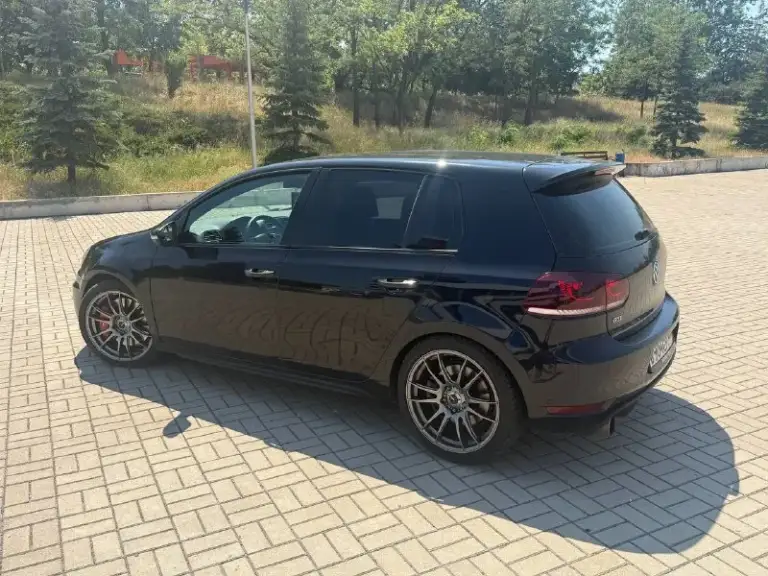 Volkswagen golf gti,248 тыс оригинальный пробег,2 комплекта ключей, заводское остекление включая лобовое стекло.

✅Зеленая автотека

✅Двигатель:мотор ребилдили на 170 тысячах, кованная поршневая группа, заново переуплотнена постель распредвалов, новая верхняя крышка грм, цепь третий зуб, турбина полностью отрибилжена в турбошопе около года назад, масло строго motul, все уплотнения на подачу и слив масла в турбине новые, все разъемы поменяны, красные катушки ngk.

✅Dsg:dq250 усиленная с дизельного автомобиля, прошивка:tvs st2.

✅Ходовая: kyb ultra-sr+ пружины eibach pro-kit -30

✅Тормоза:перед 345 4х поршневые, зад 310 golf r

✅Впуск:apr carbonio

✅Охлаждения: установлен интеркулер от golf r, новый радиатор кондиционера+новый компрессор кондиционера, новый основной

✅Магнитола с car-play(rdc-360)

✅Сигнализация с gps модулем+автозапуск

✅Оптика:адаптивный bi-led модули в фары

✅ Полная шумоизоляция!

Цена 1 🍋 350тыс! Небольшой торг!
Все вопросы по телефону !
+79496213021 - фотография - 4