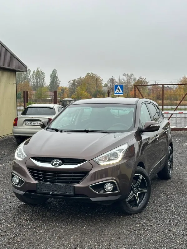 Продам автомобиль
Марка - hyundai ix35
Год выпуска - 2015 ноябрь
Коробка - автомат 6ст
- Обьем 2.0 бензин.
Привод - полный подключаемый 4wd
Пробег - 189т родной!
1 Хозяин официал!
Осмотр - донецк макеевка харцызк
Стекла - оригинал в том числе и лобовое.
Автомобиль полностью обслужен, вложений не каких не требует.
Работает отлично без каких либо звуков и шумов!
Коробка переключает плавно и мягко без рывков и пинков.
Комплектация богатая, двух зонный климат контроль. Круиз контроль. Датчик света и дождя. Мульти руль. 4 стекло подьемника. Подогрев всех сидений. Подогрев руля. Подогрев лобового. Камера заднего хода. Партроники. Bluetooth ayx usb. 2 ключа сигнализации star-line автозапуск.
Цена 1.360.000₽ + торг
+7949-387-26-69
Все вопросы по телефону
📞 Звоните: +7(949)3872669 - фотография - 1