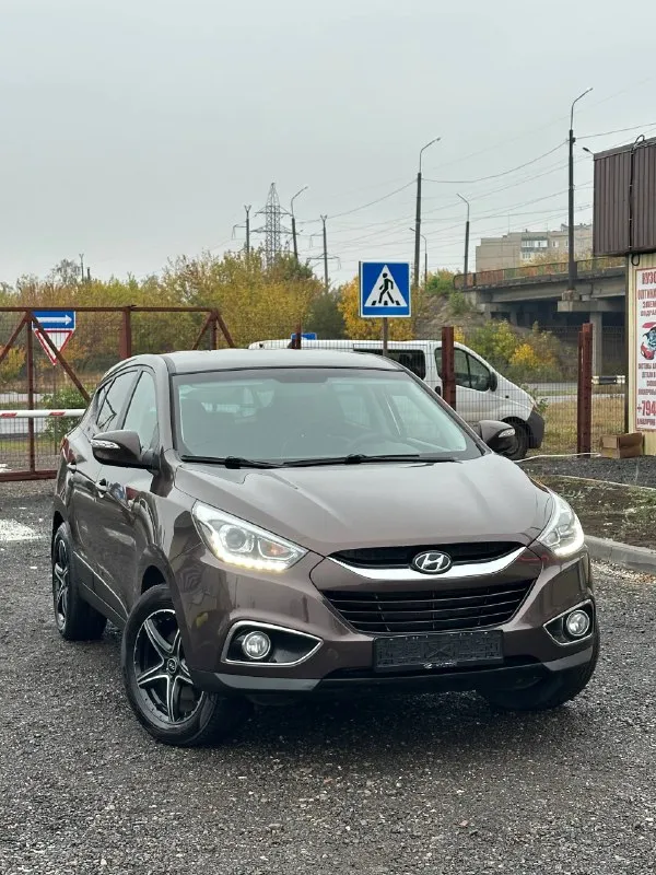 Продам автомобиль
Марка - hyundai ix35
Год выпуска - 2015 ноябрь
Коробка - автомат 6ст
- Обьем 2.0 бензин.
Привод - полный подключаемый 4wd
Пробег - 189т родной!
1 Хозяин официал!
Осмотр - донецк макеевка харцызк
Стекла - оригинал в том числе и лобовое.
Автомобиль полностью обслужен, вложений не каких не требует.
Работает отлично без каких либо звуков и шумов!
Коробка переключает плавно и мягко без рывков и пинков.
Комплектация богатая, двух зонный климат контроль. Круиз контроль. Датчик света и дождя. Мульти руль. 4 стекло подьемника. Подогрев всех сидений. Подогрев руля. Подогрев лобового. Камера заднего хода. Партроники. Bluetooth ayx usb. 2 ключа сигнализации star-line автозапуск.
Цена 1.360.000₽ + торг
+7949-387-26-69
Все вопросы по телефону
📞 Звоните: +7(949)3872669 - фотография - 2