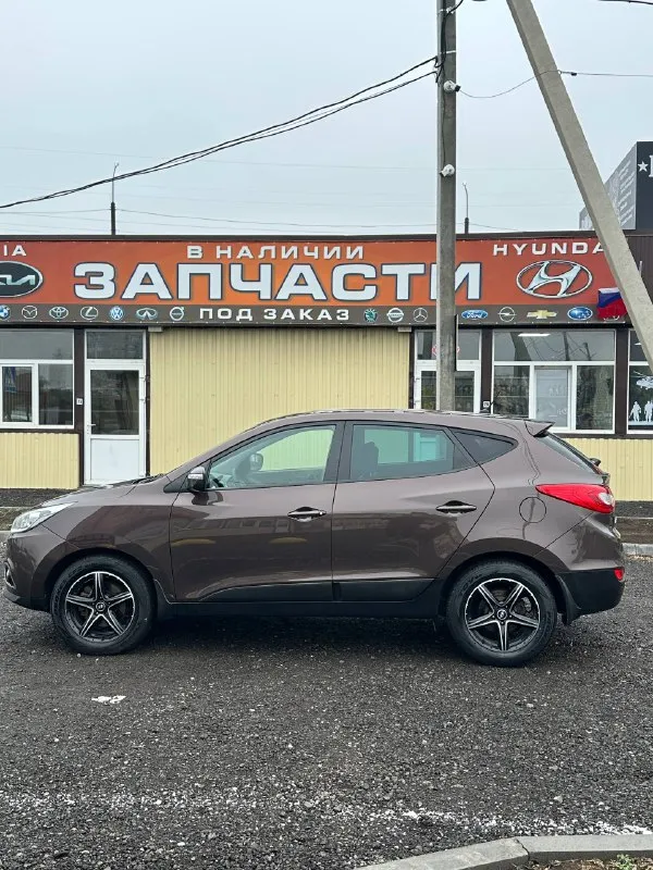 Продам автомобиль
Марка - hyundai ix35
Год выпуска - 2015 ноябрь
Коробка - автомат 6ст
- Обьем 2.0 бензин.
Привод - полный подключаемый 4wd
Пробег - 189т родной!
1 Хозяин официал!
Осмотр - донецк макеевка харцызк
Стекла - оригинал в том числе и лобовое.
Автомобиль полностью обслужен, вложений не каких не требует.
Работает отлично без каких либо звуков и шумов!
Коробка переключает плавно и мягко без рывков и пинков.
Комплектация богатая, двух зонный климат контроль. Круиз контроль. Датчик света и дождя. Мульти руль. 4 стекло подьемника. Подогрев всех сидений. Подогрев руля. Подогрев лобового. Камера заднего хода. Партроники. Bluetooth ayx usb. 2 ключа сигнализации star-line автозапуск.
Цена 1.360.000₽ + торг
+7949-387-26-69
Все вопросы по телефону
📞 Звоните: +7(949)3872669 - фотография - 4