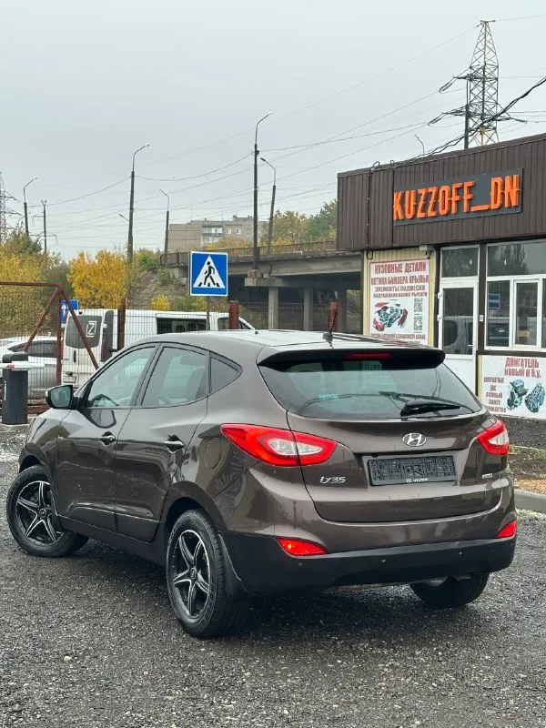 Продам автомобиль
Марка - hyundai ix35
Год выпуска - 2015 ноябрь
Коробка - автомат 6ст
- Обьем 2.0 бензин.
Привод - полный подключаемый 4wd
Пробег - 189т родной!
1 Хозяин официал!
Осмотр - донецк макеевка харцызк
Стекла - оригинал в том числе и лобовое.
Автомобиль полностью обслужен, вложений не каких не требует.
Работает отлично без каких либо звуков и шумов!
Коробка переключает плавно и мягко без рывков и пинков.
Комплектация богатая, двух зонный климат контроль. Круиз контроль. Датчик света и дождя. Мульти руль. 4 стекло подьемника. Подогрев всех сидений. Подогрев руля. Подогрев лобового. Камера заднего хода. Партроники. Bluetooth ayx usb. 2 ключа сигнализации star-line автозапуск.
Цена 1.360.000₽ + торг
+7949-387-26-69
Все вопросы по телефону
📞 Звоните: +7(949)3872669 - фотография - 6