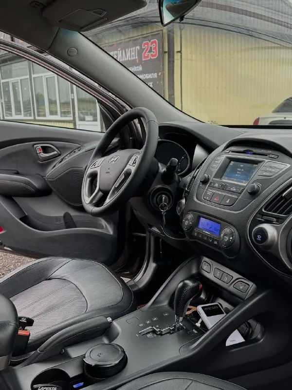 Продам автомобиль
Марка - hyundai ix35
Год выпуска - 2015 ноябрь
Коробка - автомат 6ст
- Обьем 2.0 бензин.
Привод - полный подключаемый 4wd
Пробег - 189т родной!
1 Хозяин официал!
Осмотр - донецк макеевка харцызк
Стекла - оригинал в том числе и лобовое.
Автомобиль полностью обслужен, вложений не каких не требует.
Работает отлично без каких либо звуков и шумов!
Коробка переключает плавно и мягко без рывков и пинков.
Комплектация богатая, двух зонный климат контроль. Круиз контроль. Датчик света и дождя. Мульти руль. 4 стекло подьемника. Подогрев всех сидений. Подогрев руля. Подогрев лобового. Камера заднего хода. Партроники. Bluetooth ayx usb. 2 ключа сигнализации star-line автозапуск.
Цена 1.360.000₽ + торг
+7949-387-26-69
Все вопросы по телефону
📞 Звоните: +7(949)3872669 - фотография - 8