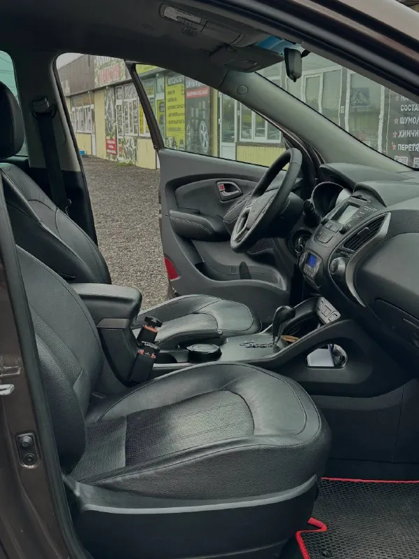 Продам автомобиль
Марка - hyundai ix35
Год выпуска - 2015 ноябрь
Коробка - автомат 6ст
- Обьем 2.0 бензин.
Привод - полный подключаемый 4wd
Пробег - 189т родной!
1 Хозяин официал!
Осмотр - донецк макеевка харцызк
Стекла - оригинал в том числе и лобовое.
Автомобиль полностью обслужен, вложений не каких не требует.
Работает отлично без каких либо звуков и шумов!
Коробка переключает плавно и мягко без рывков и пинков.
Комплектация богатая, двух зонный климат контроль. Круиз контроль. Датчик света и дождя. Мульти руль. 4 стекло подьемника. Подогрев всех сидений. Подогрев руля. Подогрев лобового. Камера заднего хода. Партроники. Bluetooth ayx usb. 2 ключа сигнализации star-line автозапуск.
Цена 1.360.000₽ + торг
+7949-387-26-69
Все вопросы по телефону
📞 Звоните: +7(949)3872669 - фотография - 9
