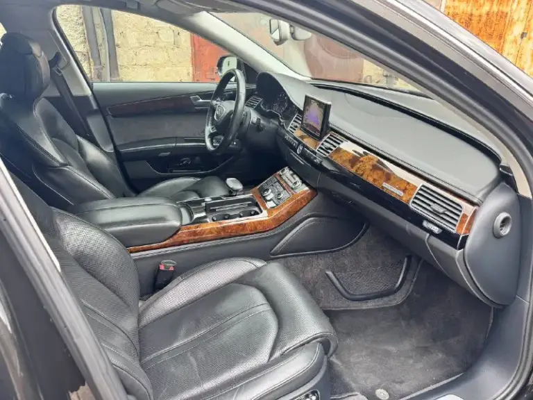 В продаже отличный автомобиль бизнес класса, audi a8 long 3.0 tfsi, 2015 года. Состояние около идеальное, двигатель и акпп идеально, рестайлинг двс crea модернизированный и без проблемный, коробка zf8hp шикарно работает с огромным запасом прочности. Полностью обслужена и не требует каких либо вложений, масла во всех агрегатах относительно недавно менялись, тормозная система новая в круг zimmerman. Ошибок и прочих дефектов нет. Автомобиль без дтп, полностью в заводском окрасе (за исключением одного пятна на крыле), стекла все оригинал даже лобовое (есть пару сколов ремонтных). Обслуживание строго раз в 7,5 тыс км. Только качественными расходниками. Сиденья просто шикарные, огромное количество настроек, вентиляция и подогревы на всех сиденьях. Матричные фары - свет изумительный. Пробег у авто в основном трассовый. По остальным вопросам звоните. Тел. +79498090909
Цена 2.300.000₽
📲 Tg: @andrekorne
📞 Звоните: +7(949)8090909 - фотография - 5