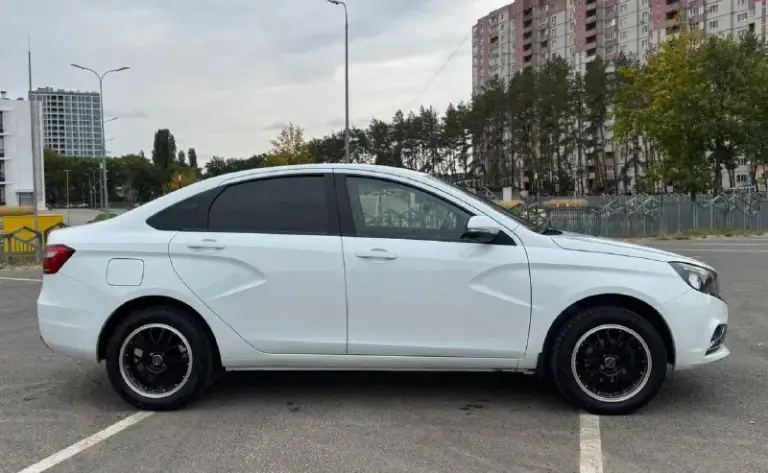 Продам ладу весту! С родным пробегом 118 т. Км, подтвержденным автотекой и историей обслуживания.
Автомобиль очень хорошо сохранился, автомобиль хозяйский и ухоженный. Установлена хорошая музыка, тонировка полусфера.
-Автомобиль весь в родной краске!
-Рыжиков и очагов коррозии нет вообще
-Днище и все скрытые полости качественно обработаны с момента покупки авто!
-Абсолютно новая зимняя резина pirelli formula ice.
-Японские легкосплавные диски
-Заменены масла и фильтра
Автотека зеленая.
Комплектация: кондиционер, электроусилитель руля, заводская музыка с блютуз, подогрев заднего стекла, подогрев сидений, бортовой компьютер, дневные ходовые огни, камера заднего вида, магнитола лада, круиз контроль, управление на руле мультимедией и круизом, парктроником, сигнализацией стралайн с обратной связью и автозапуском, помощь при трогании в гору, 2 подушки безопасности.

+79496007371
Г донецк. Цена 1 050 000 торг у капота - фотография - 3